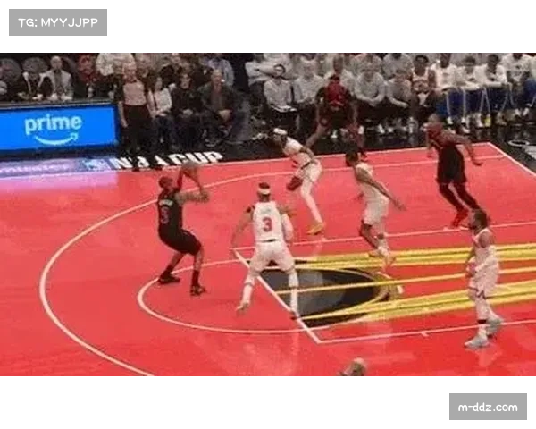 比赛花絮：猛龙巴恩斯在暂停期间与教练激烈讨论上一回合的低位防守沟通问题